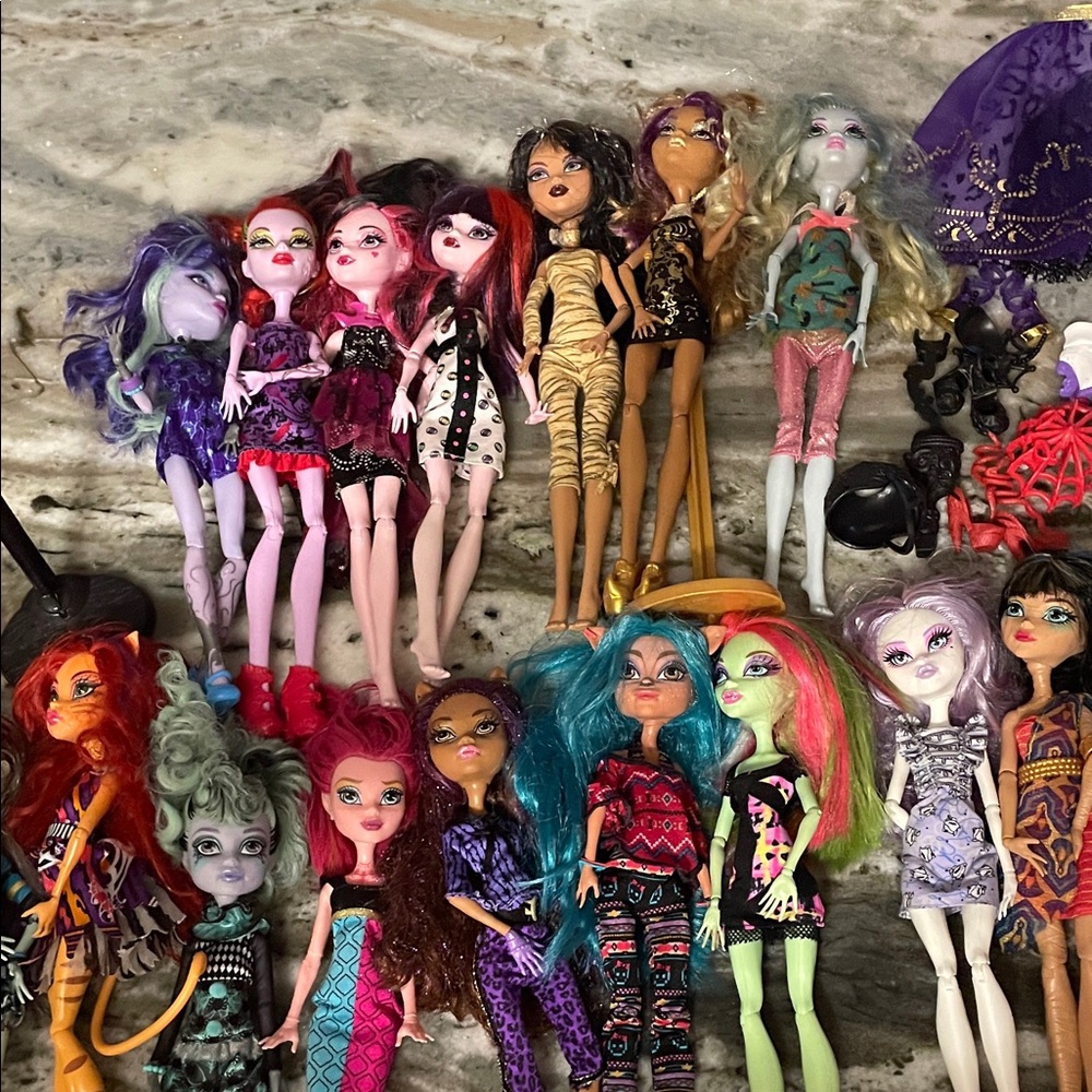 Monster High Dolls collection (16 dolls) 6 stands and accessories some missing